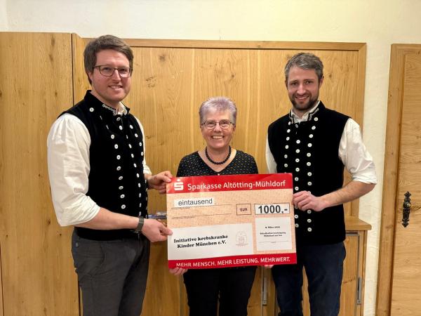 Eine Spende über 1000 € überreichten die beiden Vorstände an Lieselotte Wiesböck